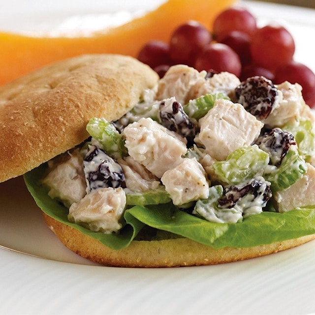 Sándwich ligero de ensalada de pollo